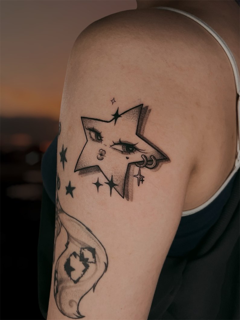 Aadan tatuointityö — mustavalkoista kuvitusta.