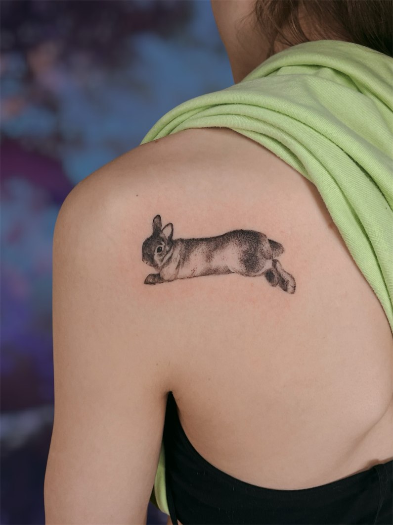 Aadan tatuointityö — mustavalkoista kuvitusta.