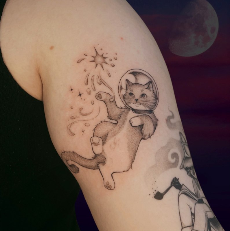 Aadan tatuointityö — mustavalkoista kuvitusta.