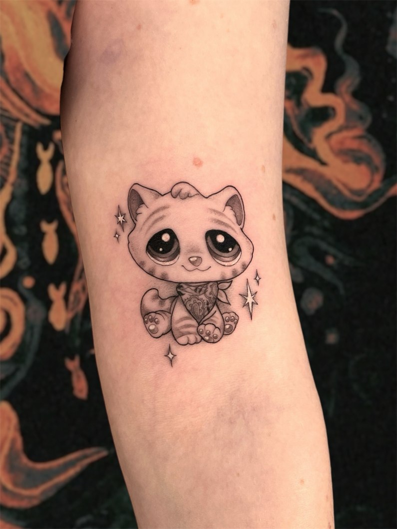 Aadan tatuointityö — mustavalkoista kuvitusta.