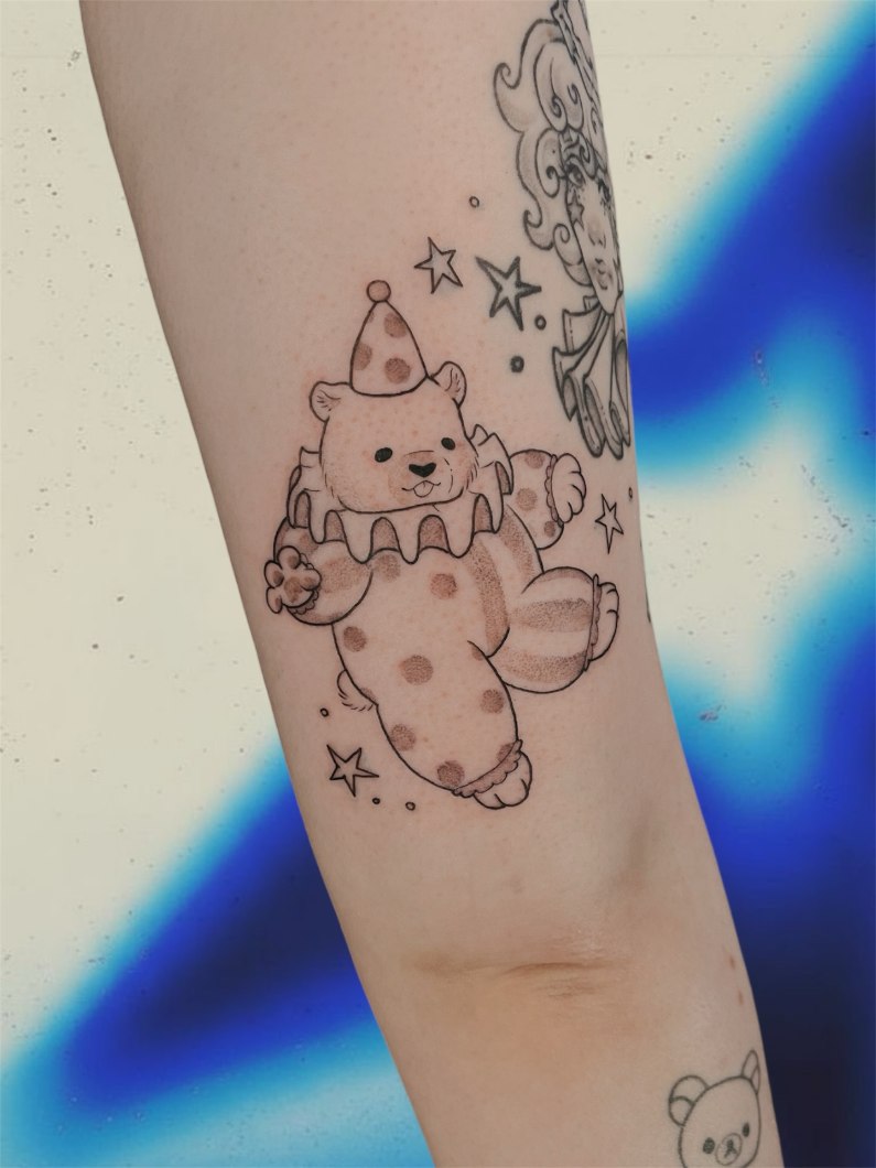 Aadan tatuointityö — mustavalkoista kuvitusta.