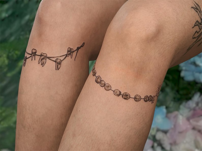 Aadan tatuointityö — mustavalkoista kuvitusta.