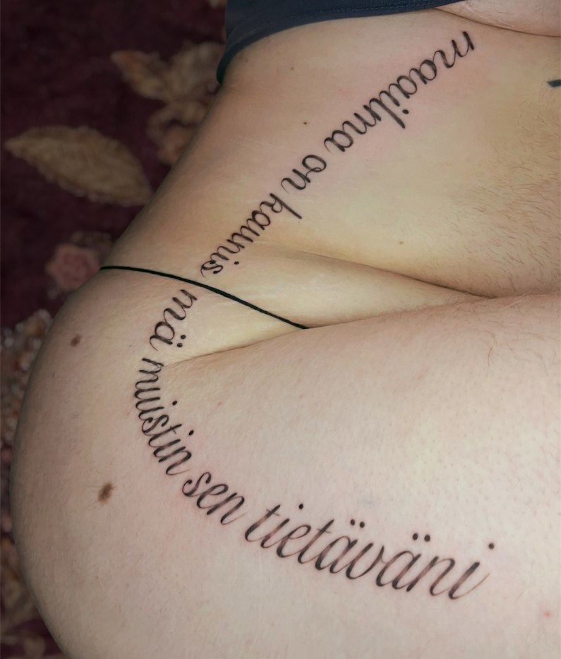 Aadan tatuointityö — mustavalkoista kuvitusta.