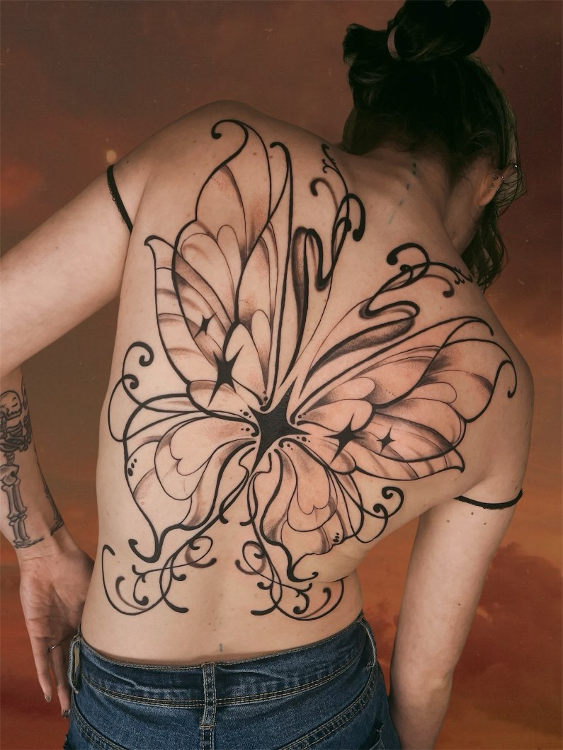 Aadan tatuointityö — mustavalkoista kuvitusta.