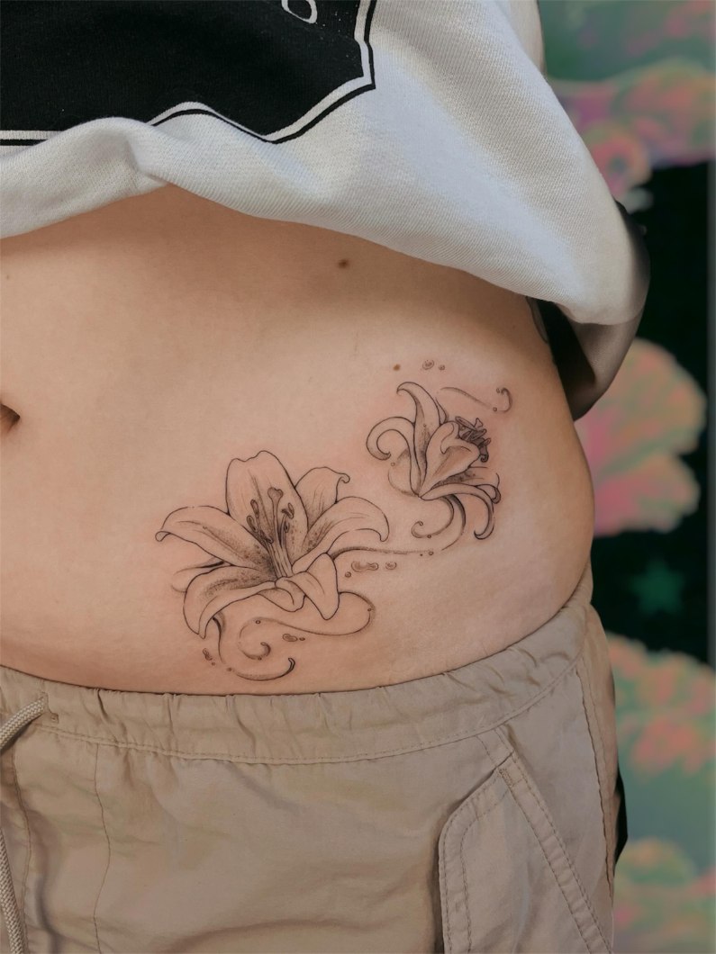 Aadan tatuointityö — mustavalkoista kuvitusta.