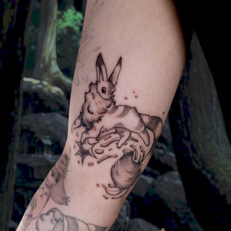 Aadan tatuointityö — mustavalkoista kuvitusta.