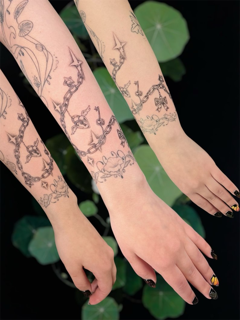 Aadan tatuointityö — mustavalkoista kuvitusta.