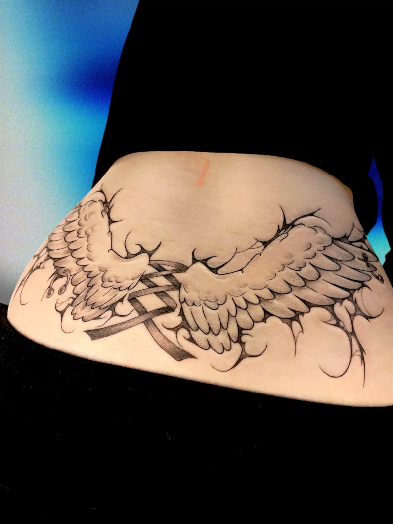 Aadan tatuointityö — mustavalkoista kuvitusta.