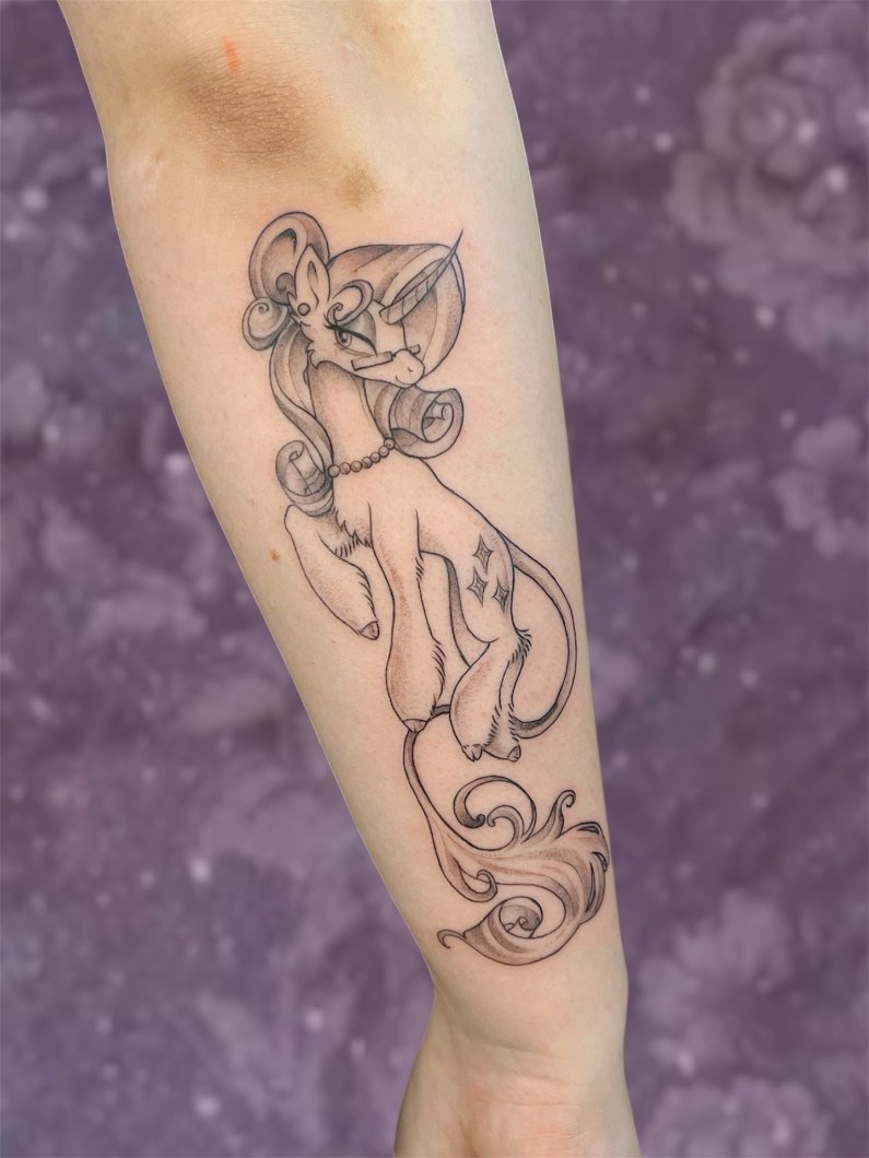 Aadan tatuointityö — mustavalkoista kuvitusta.