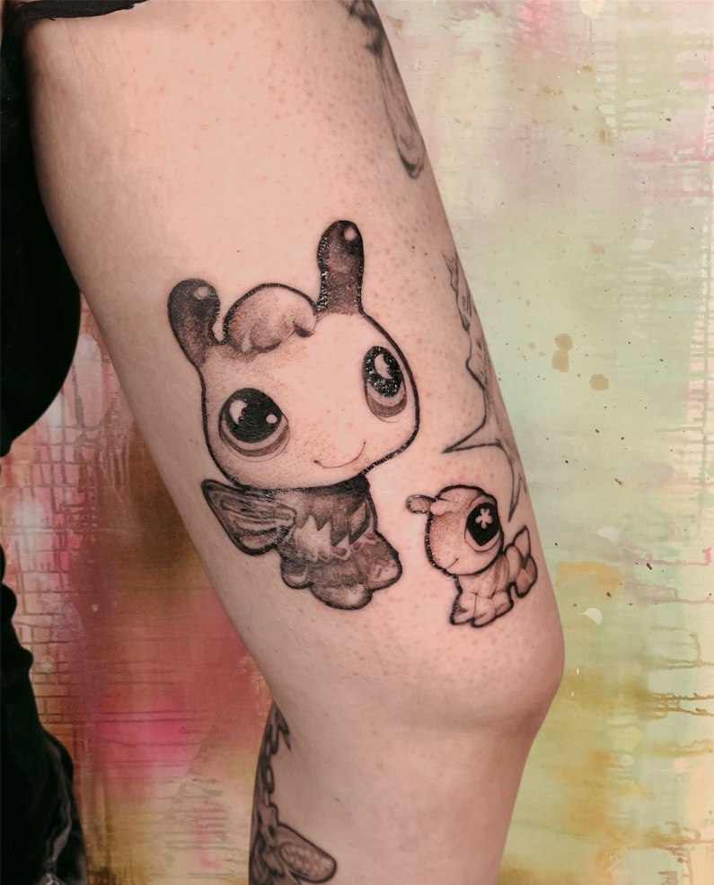 Aadan tatuointityö — mustavalkoista kuvitusta.