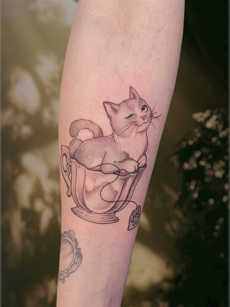 Aadan tatuointityö — mustavalkoista kuvitusta.