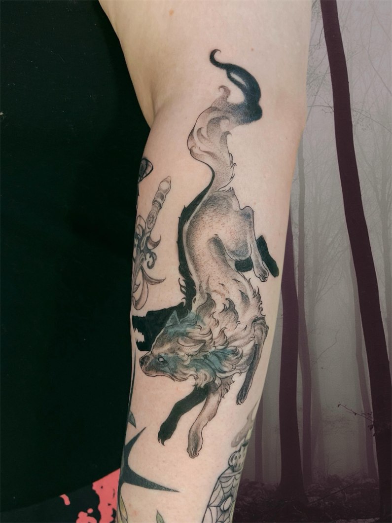 Aadan tatuointityö — mustavalkoista kuvitusta.