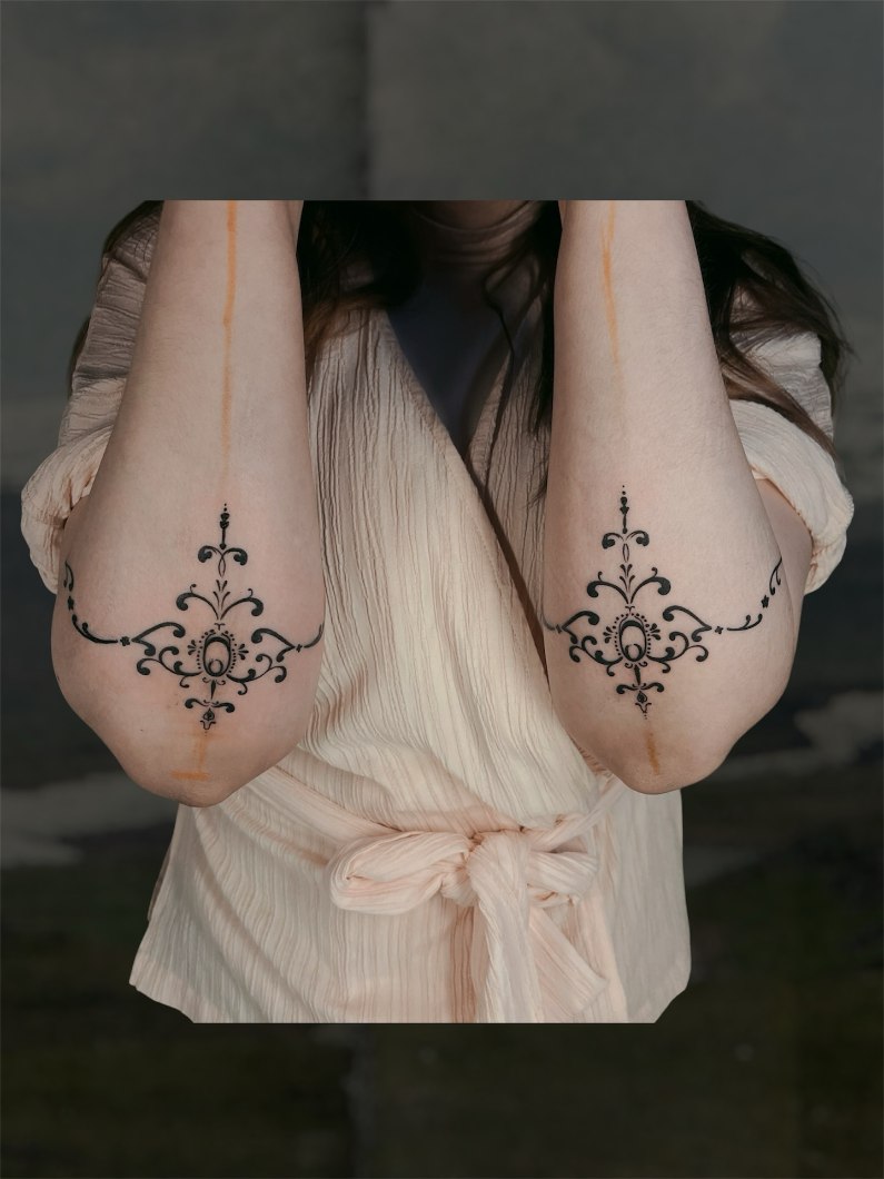 Aadan tatuointityö — mustavalkoista kuvitusta.
