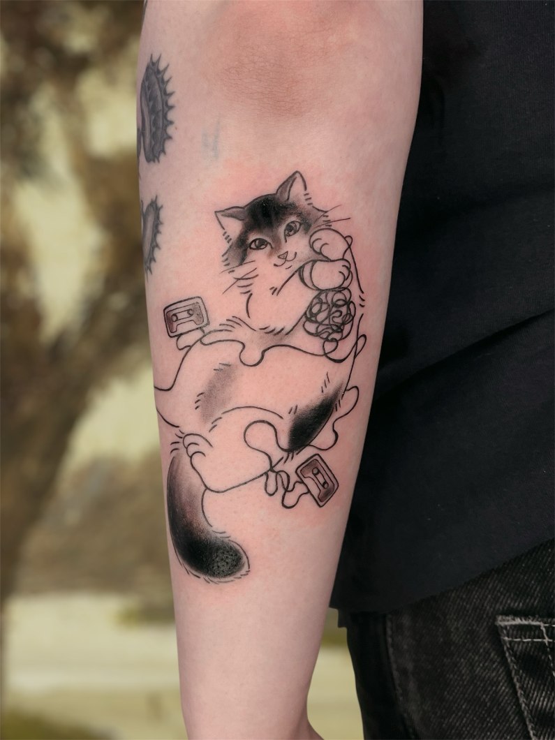 Aadan tatuointityö — mustavalkoista kuvitusta.