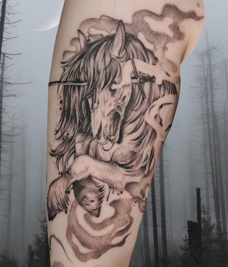 Aadan tatuointityö — mustavalkoista kuvitusta.